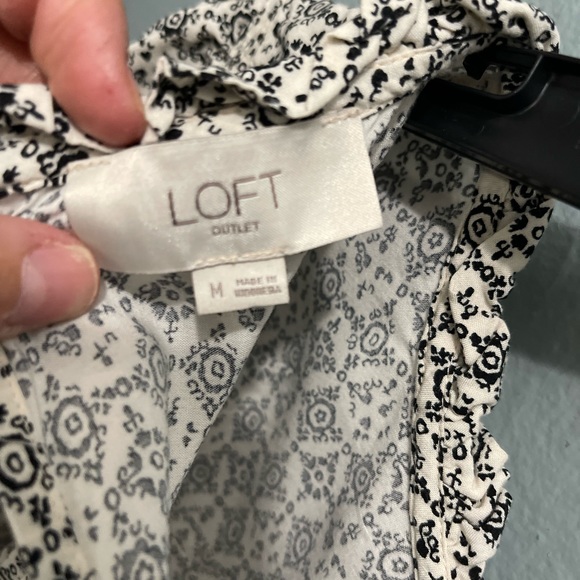 Loft Outlet in good condition flutter sleeve, ruffled next top. Size Medium - Picture 8 of 13